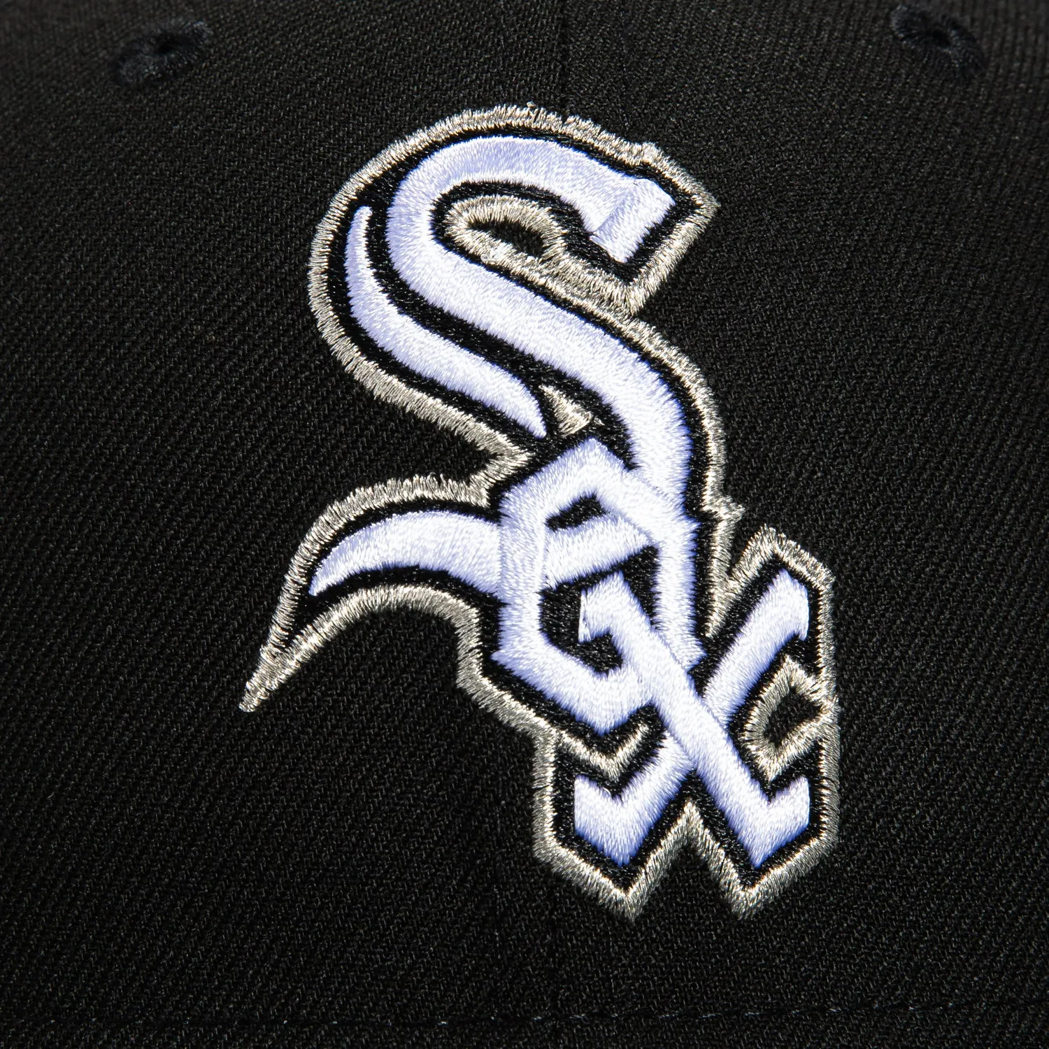 New Era 59Fifty Chicago White Sox Alternate Logo Patch Hat - Black, Metallic Silver